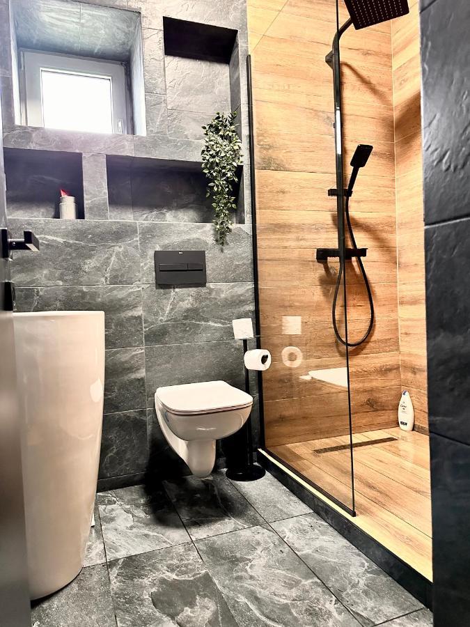 Lv Luxury Apart - One Minute Away From Train Station Predeal Exterior foto